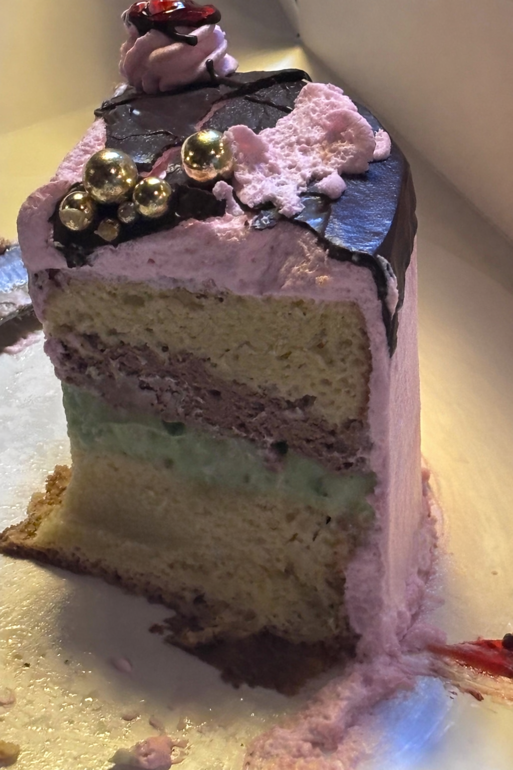 Pastel 3 leches con  mousse de chocolate y mousse de pistacho